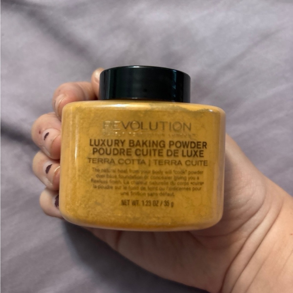 Revolution Luxury Baking Powder in Warm Gold